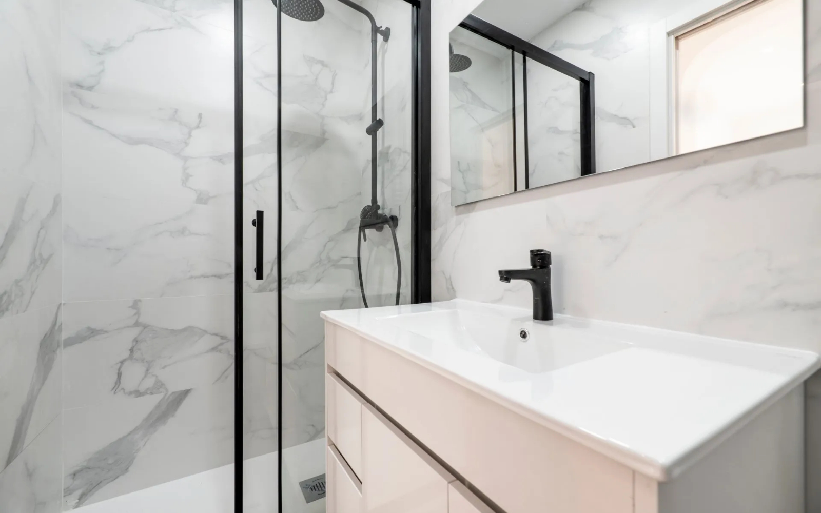 Image d'une salle de bain en rénovation avec du plancher bois franc fais par Plancher CP